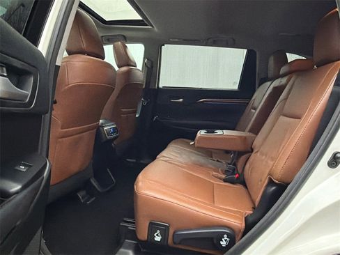 Used 2018 Toyota Highlander Limited image 18