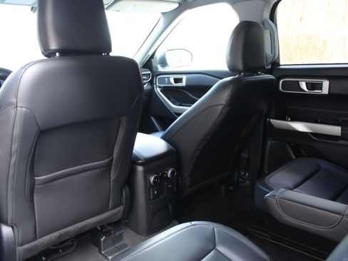 Used 2022 Ford Explorer XLT w/ Equipment Group 202A image 12