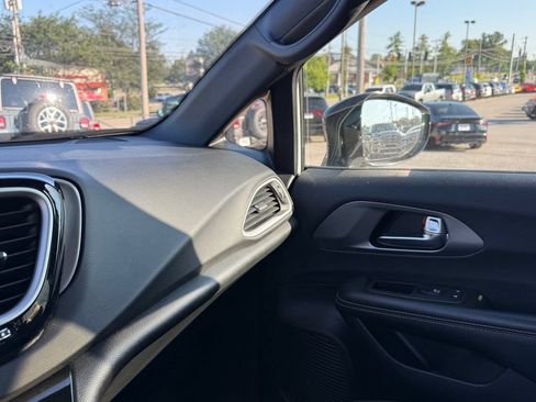 Used 2025 Chrysler Pacifica Select FWD image 22