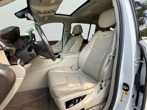 Used 2017 Cadillac Escalade ESV Luxury AWD/4WD image 14