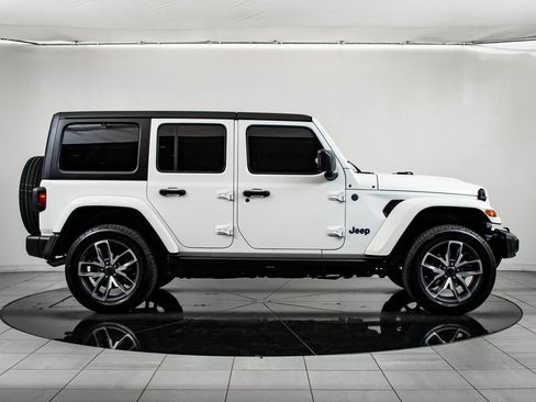 Used 2024 Jeep Wrangler Unlimited image 11