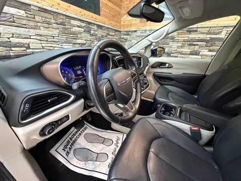 Used 2018 Chrysler Pacifica Touring-L FWD image 13