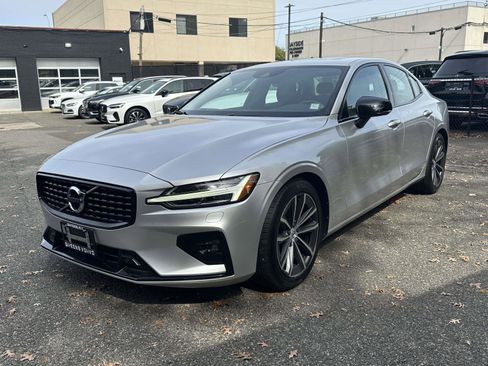 Certified 2022 Volvo S60 B5 Momentum w/ Premium Package image 8