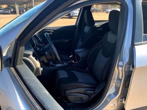 Used 2017 Jeep Cherokee Sport image 7