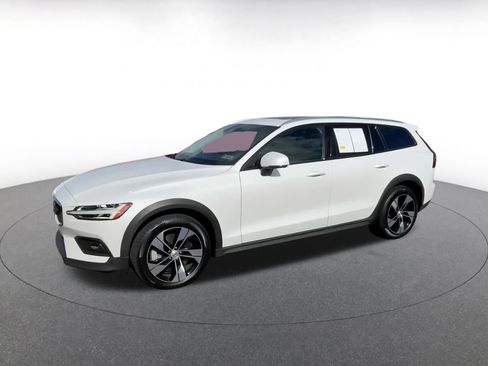 Used 2025 Volvo V60 B5 Cross Country Plus image 7