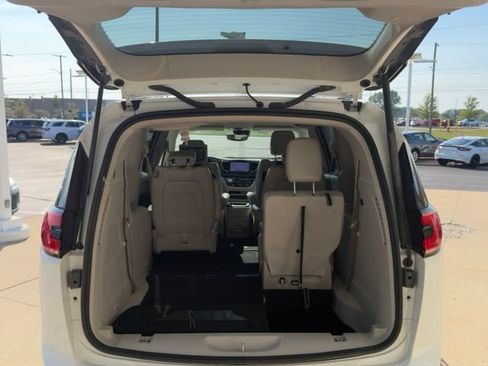 Used 2021 Chrysler Pacifica Touring-L w/ Uconnect Theater Family Group FWD image 13