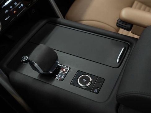 Used 2024 Land Rover Discovery Dynamic SE image 23