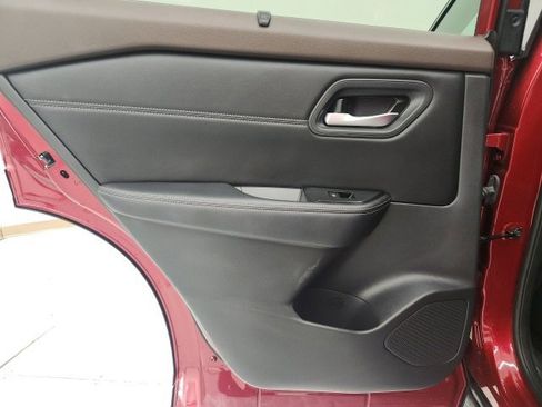 Used 2023 Nissan Rogue SV w/ SV Premium B Package image 9