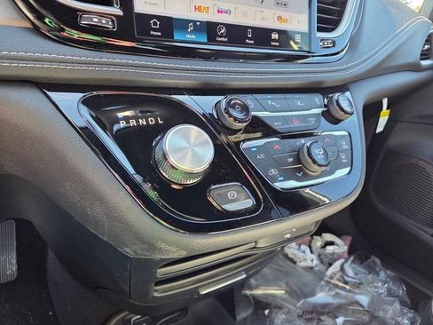 New 2026 Chrysler Pacifica Select FWD image 22