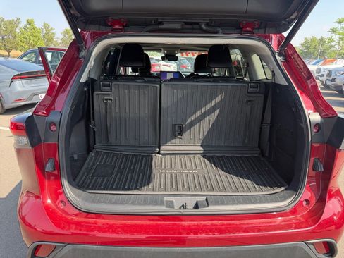 Used 2023 Toyota Highlander XLE AWD/4WD image 34