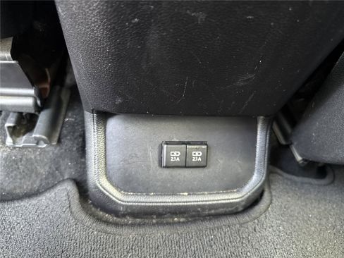 Used 2020 Toyota Highlander XLE FWD image 35