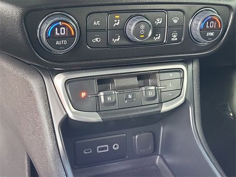 Used 2024 GMC Terrain SLE w/ Driver Convenience Package image 15