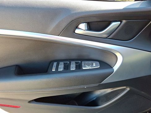 Used 2023 Genesis G70 2.0T image 13