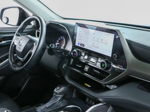 Used 2024 Toyota Highlander XLE FWD image 28