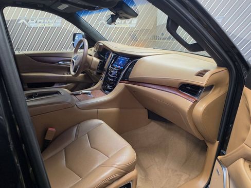 Used 2017 Cadillac Escalade Platinum RWD image 14