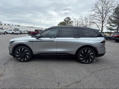 Used 2025 Lincoln Nautilus Reserve w/ Jet Appearance Package image 5