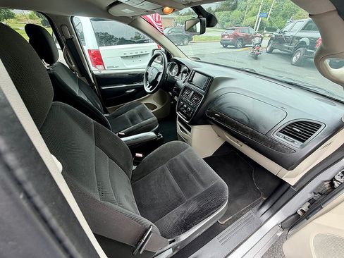 Used 2019 Dodge Grand Caravan SE w/ UConnect Hands-Free Group FWD image 10
