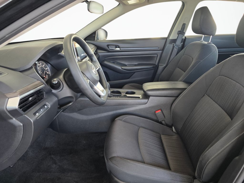 Used 2025 Nissan Altima 2.5 SV FWD image 17