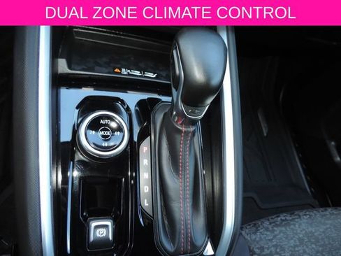 Used 2025 Chevrolet Colorado Z71 w/ Technology Package AWD/4WD image 24