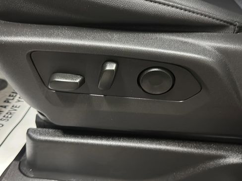 Used 2025 Chevrolet Suburban Z71 image 16