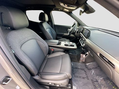 Used 2025 Genesis GV60 RWD image 33