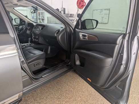 Used 2018 Nissan Pathfinder Platinum AWD/4WD image 22
