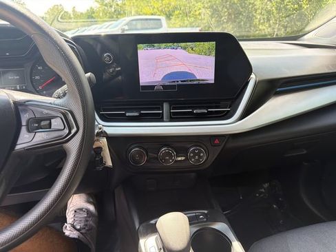 Used 2025 Chevrolet Trax LS FWD image 29