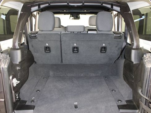 Used 2025 Jeep Wrangler Unlimited Sahara AWD/4WD image 17