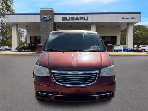 Used 2013 Chrysler Town & Country Touring image 9