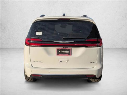 New 2026 Chrysler Pacifica Pinnacle AWD/4WD image 8