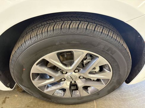 Used 2024 Chrysler Pacifica Pinnacle FWD image 12