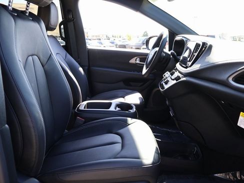 New 2026 Chrysler Pacifica Select FWD image 9