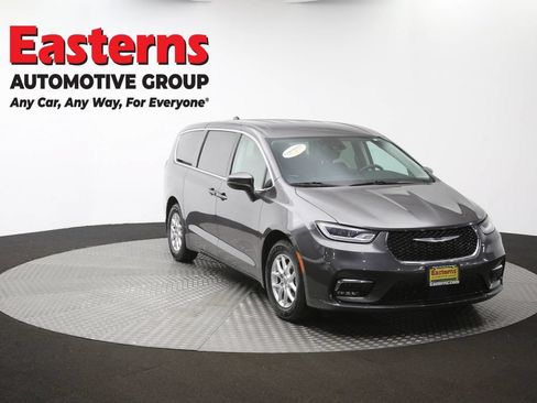 Used 2023 Chrysler Pacifica Touring-L FWD image 51