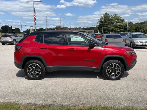 Used 2025 Jeep Compass Trailhawk w/ Trailhawk Elite Group AWD/4WD image 5