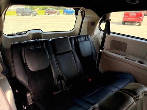 Used 2018 Dodge Grand Caravan SXT FWD image 12