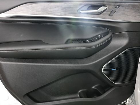 Used 2023 Jeep Grand Cherokee Overland w/ Advanced Protech Group III image 36