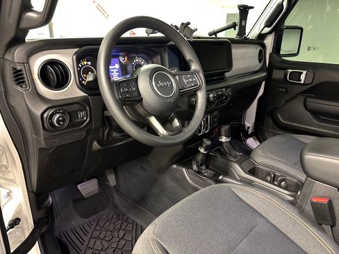 Used 2025 Jeep Gladiator Sport image 25