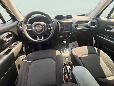 Used 2023 Jeep Renegade Latitude AWD/4WD image 3