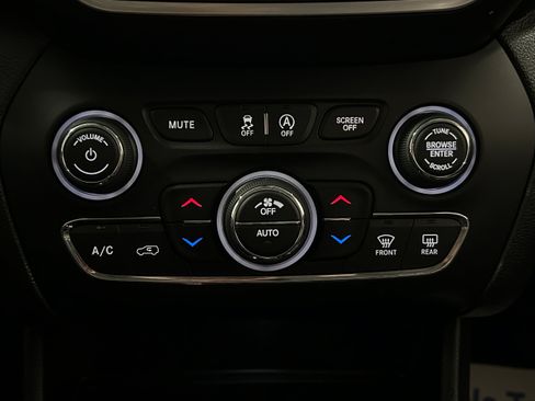 Used 2019 Jeep Cherokee Trailhawk w/ Cold Weather Group AWD/4WD image 11