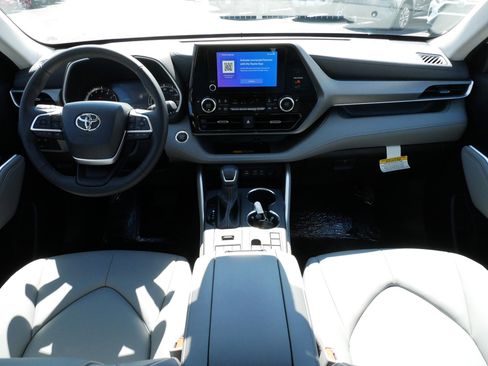 Certified 2026 Toyota Highlander XLE image 10