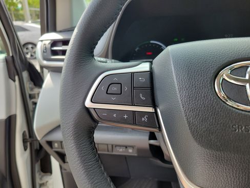 Certified 2025 Toyota Sienna XLE FWD image 17