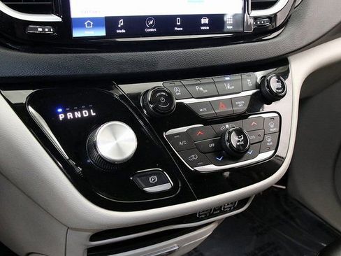 Used 2024 Chrysler Pacifica Touring-L FWD image 21