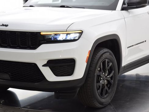 Used 2024 Jeep Grand Cherokee Altitude RWD image 10