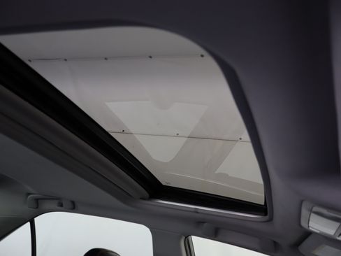 Used 2017 Toyota Camry SE w/ Moonroof Package FWD image 3