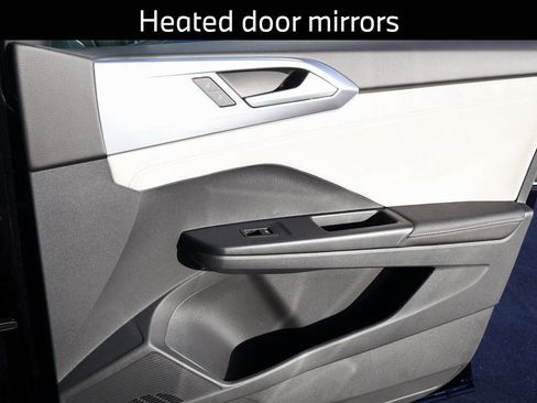 Certified 2025 Volkswagen Taos SE AWD/4WD image 16