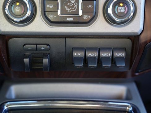 Used 2015 Ford F350 Lariat image 29