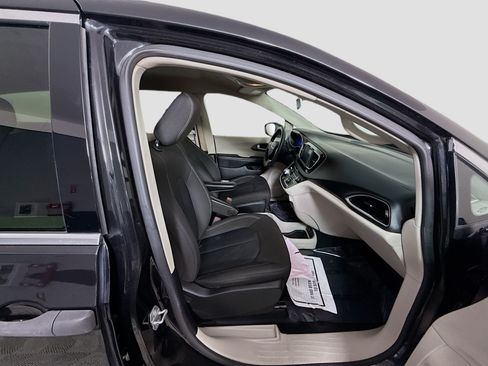Used 2021 Chrysler Voyager L FWD image 27
