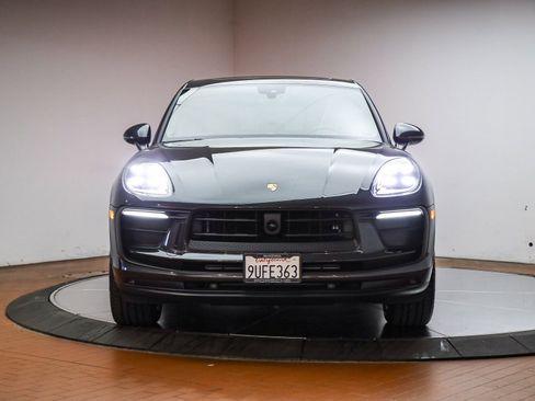 Certified 2025 Porsche Macan image 13