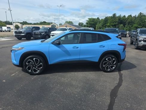 Used 2024 Chevrolet Trax RS w/ Sunroof Package FWD image 2