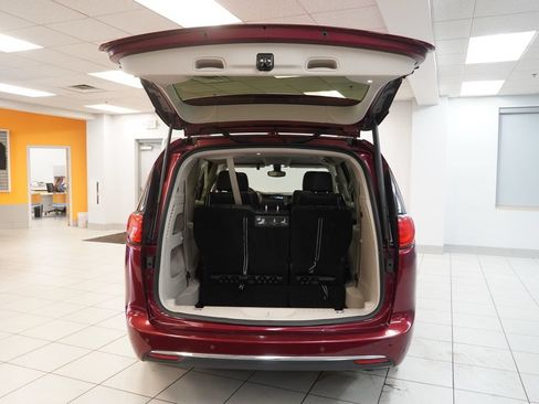 Used 2017 Chrysler Pacifica Touring-L FWD image 9